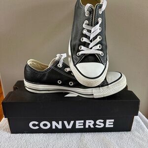 Like new black leather Converse